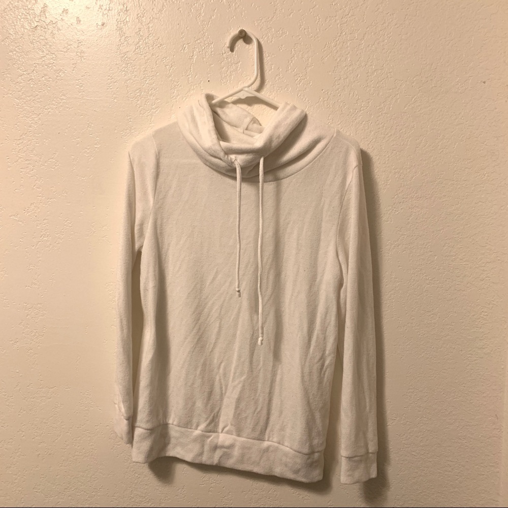 WHITE TURTLE NECK SWEATER